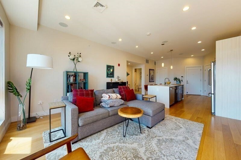 488 Dorchester Ave, Unit 4H in Boston, MA - Building Photo