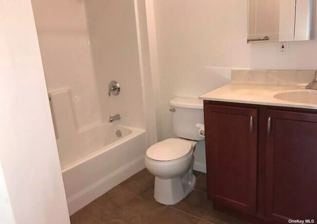 975 Main St in Farmingdale, NY - Building Photo - Building Photo
