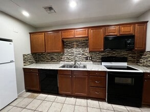 1008 S College Rd in Lafayette, LA - Building Photo - Building Photo