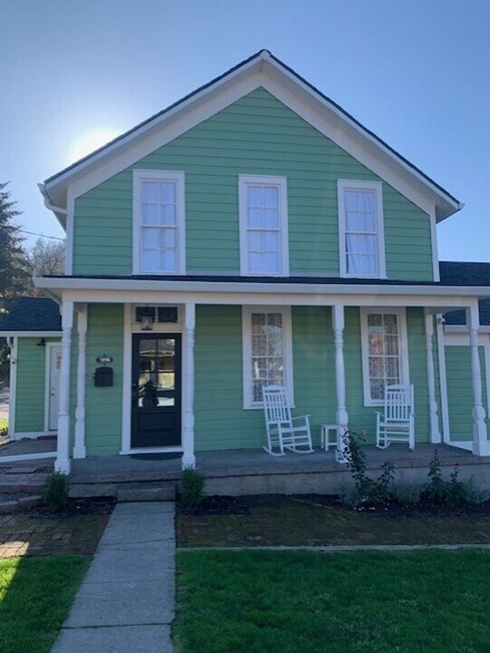 1016 6th St in Oregon City, OR - Building Photo