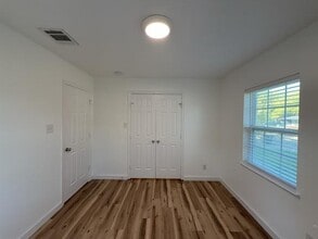 1202 Valley View Dr in Arlington, TX - Building Photo - Building Photo