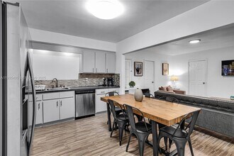 977 SW 10th St in Miami, FL - Building Photo - Building Photo