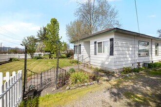 1922 Scenic Ave in Central Point, OR - Building Photo - Building Photo