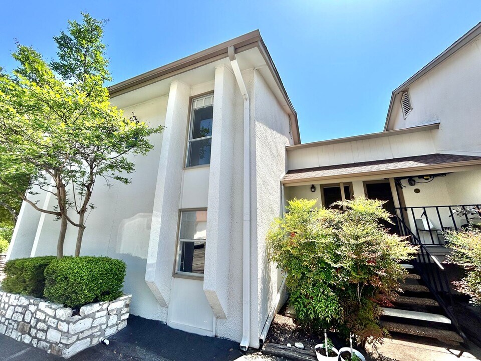6910 Hart Ln in Austin, TX - Building Photo