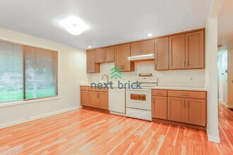 422 145th Ave NE-Unit -B in Bellevue, WA - Building Photo - Building Photo