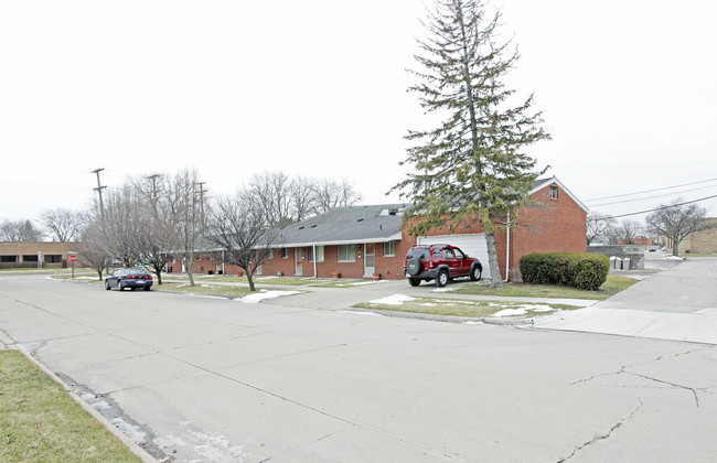 Collinson Avenue Apartments in Eastpointe, MI - Foto de edificio - Building Photo