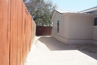 11815 Mohawk Dr in Laredo, TX - Building Photo - Building Photo