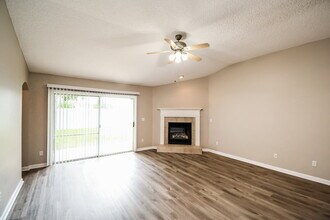 9135 Prosperity Lake Dr in Jacksonville, FL - Building Photo - Building Photo