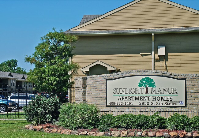 Sunlight Manor Apartments in Beaumont, TX - Building Photo - Building Photo