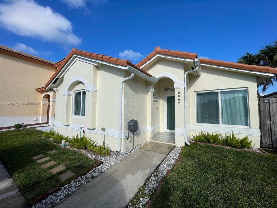 8807 SW 214th St in Cutler Bay, FL - Building Photo
