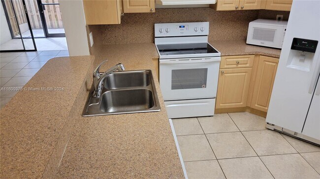 9433 Fontainebleau Blvd, Unit 104 in Miami, FL - Building Photo - Building Photo