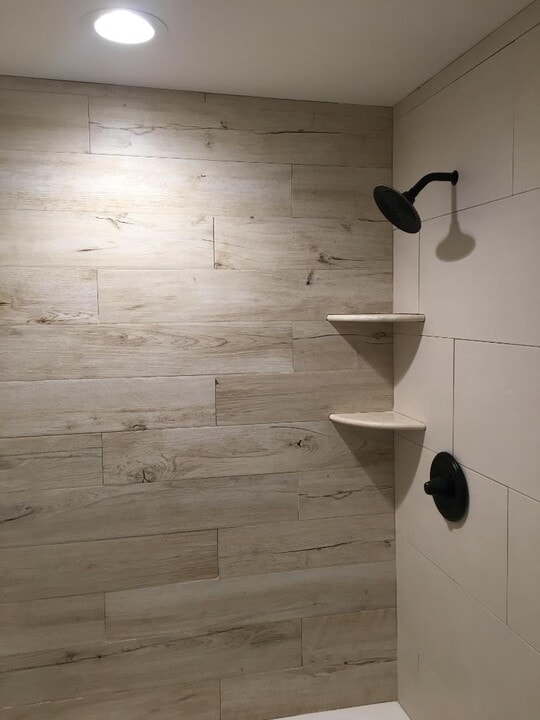 2 Spartan Pl in Dix Hills, NY - Building Photo