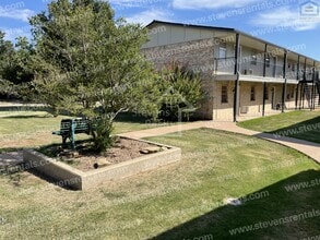 1502 NW Kingsbury Ave in Lawton, OK - Foto de edificio - Building Photo