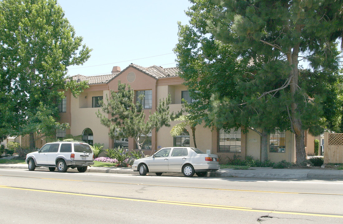 2123 Garnet Ave in San Diego, CA - Building Photo