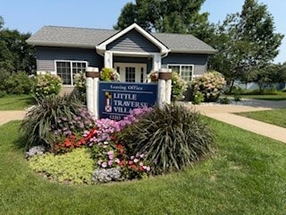 Little Traverse Village in Petoskey, MI - Foto de edificio
