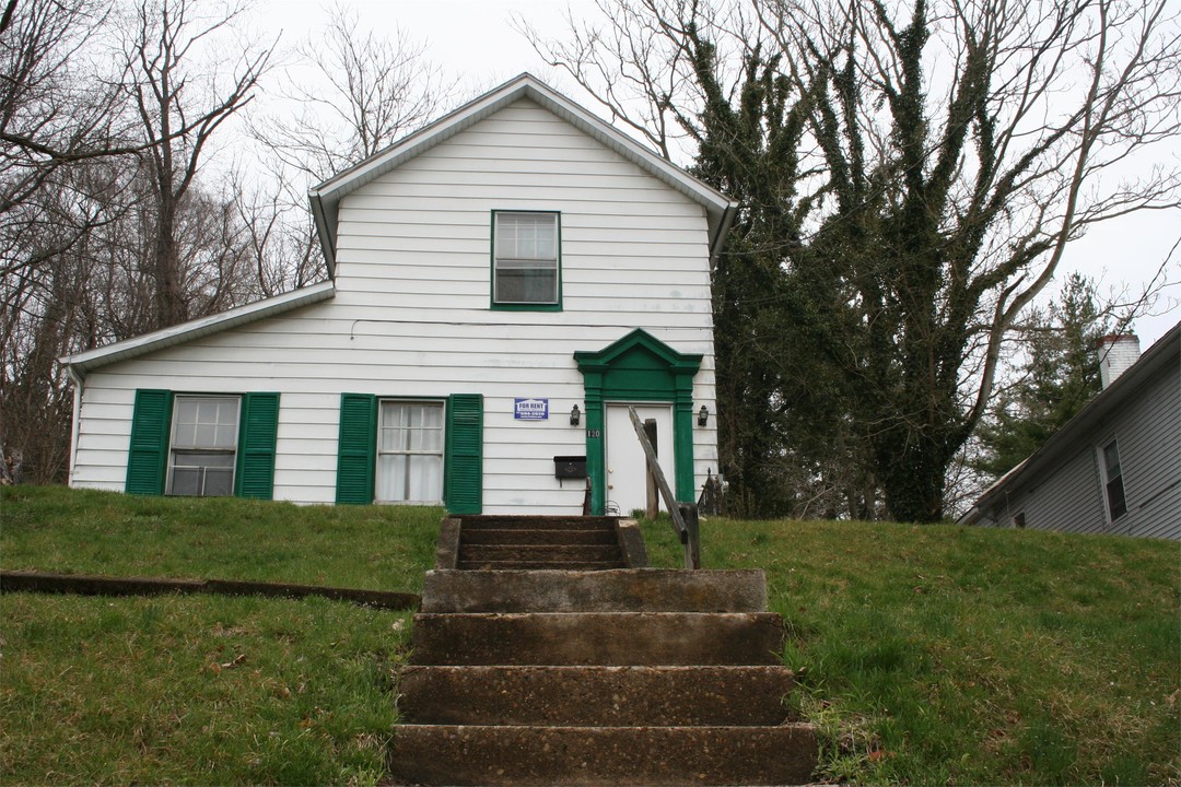 120 N Congress St in Athens, OH - Foto de edificio