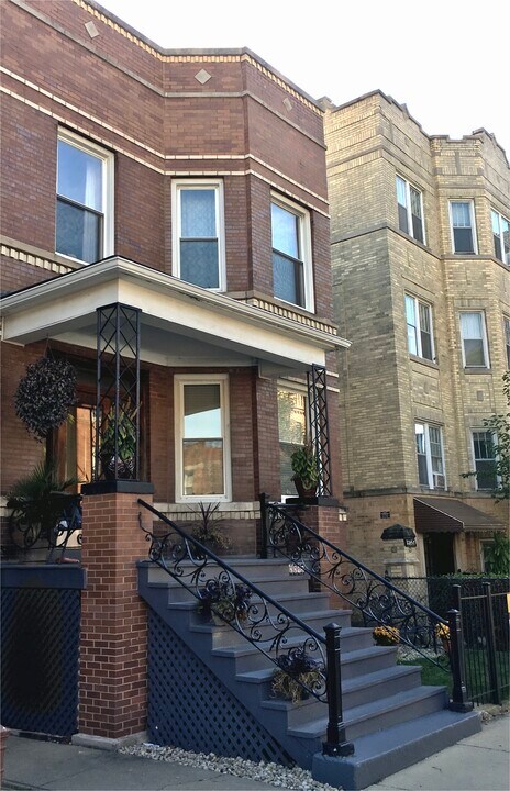 2243 W Augusta Blvd in Chicago, IL - Foto de edificio