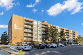 5851 Quantrell Ave, Unit 209 in Alexandria, VA - Building Photo - Building Photo