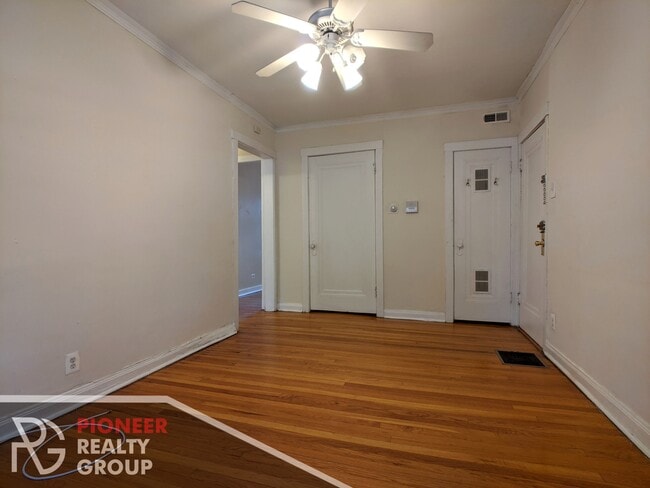 1202 W Wellington Ave, Unit 1 in Chicago, IL - Building Photo - Building Photo