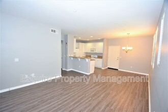 290 Riverdale Ct in Camarillo, CA - Building Photo - Building Photo