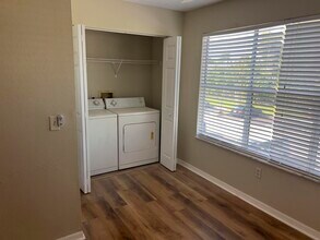 1401 Village Blvd, Unit 221 in West Palm Beach, FL - Foto de edificio - Building Photo