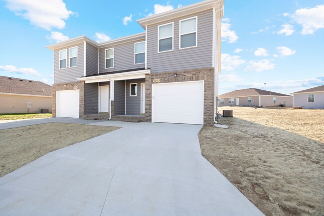 1263 S Westbury Dr in Republic, MO - Building Photo - Building Photo