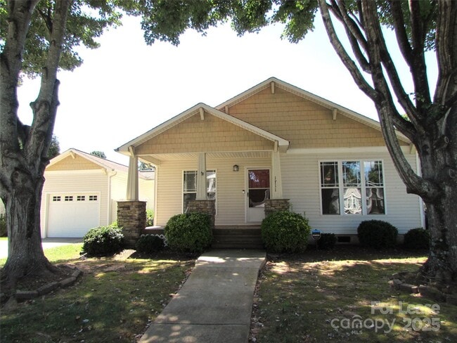 property at 1711 Chantilly Ln