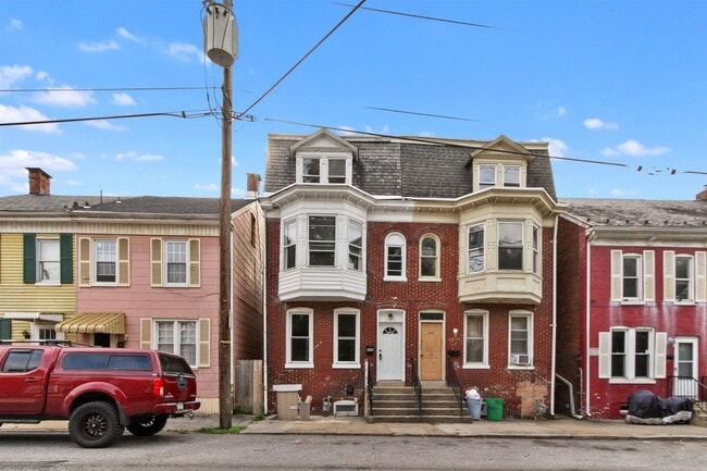 property at 542 N Pershing Ave