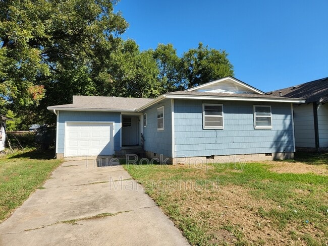 property at 804 W 7th St