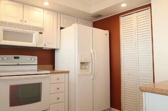 555 NE 15th St in Miami, FL - Foto de edificio - Building Photo