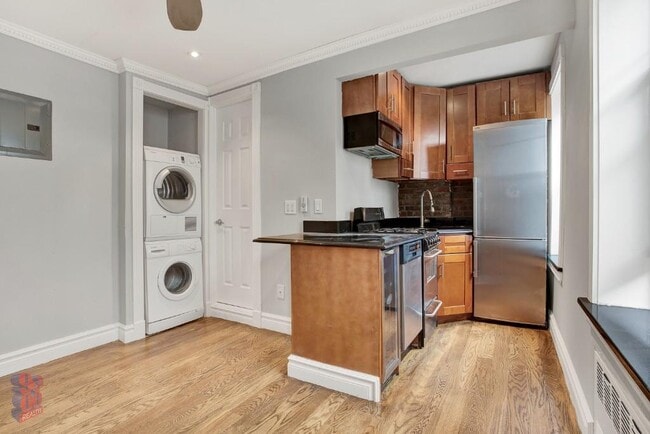 345 W 53rd St in New York, NY - Building Photo - Building Photo