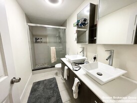 21 Iroquois St, Unit 1 Apartamentos