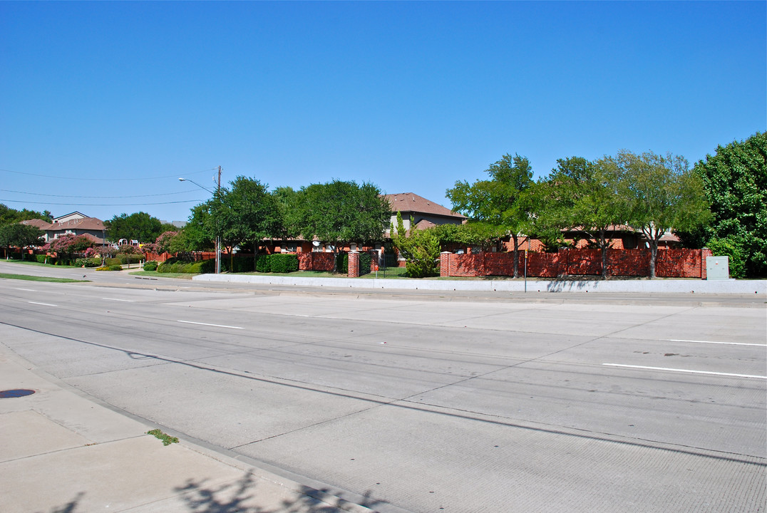 Frankford Townhomes in Dallas, TX - Building Photo