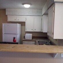 210 N Vandeveer St in Burnet, TX - Building Photo - Building Photo