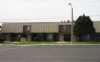 Castle Park Townhomes in Chula Vista, CA - Building Photo - Building Photo