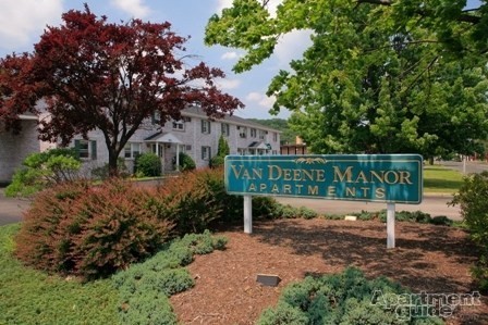 Van Deene Manor in West Springfield, MA - Foto de edificio