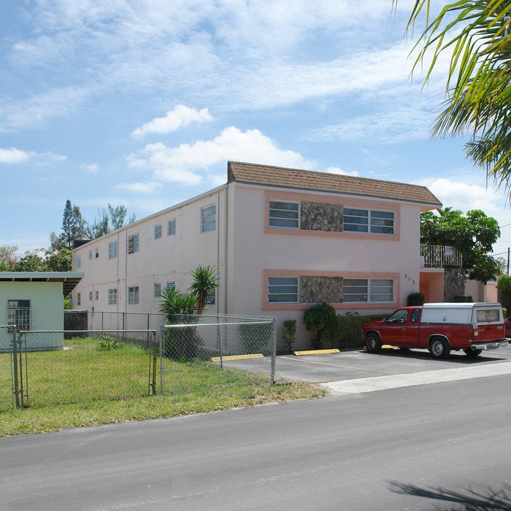 905 SE 3rd Ave in Hallandale Beach, FL - Building Photo