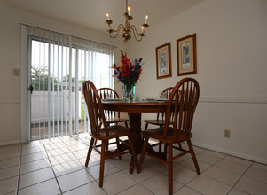 Camelot Townhomes in Richmond, VA - Foto de edificio - Interior Photo