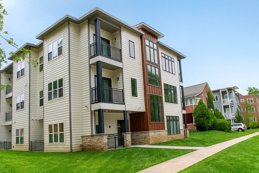 305 W Washington St in Champaign, IL - Foto de edificio