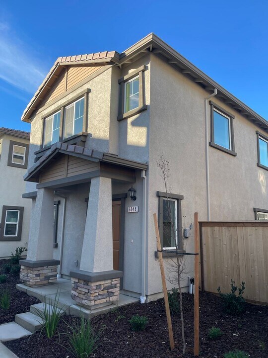 6048 San Rafael Ln in Roseville, CA - Building Photo