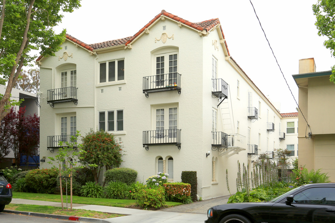 1466 Bellevue Ave in Burlingame, CA - Building Photo