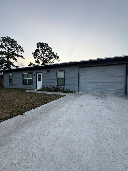 17980 FM 2090 in Conroe, TX - Building Photo