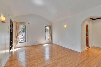 7262 Willoughby Ave in Los Angeles, CA - Building Photo - Building Photo