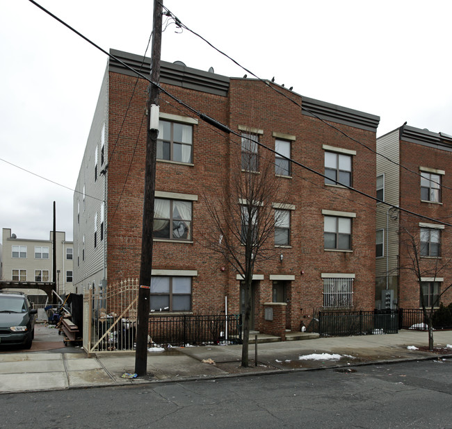 113-115 Logan Ave in Jersey City, NJ - Building Photo - Building Photo