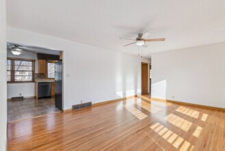 3032 W 9th St in Waterloo, IA - Foto de edificio - Building Photo