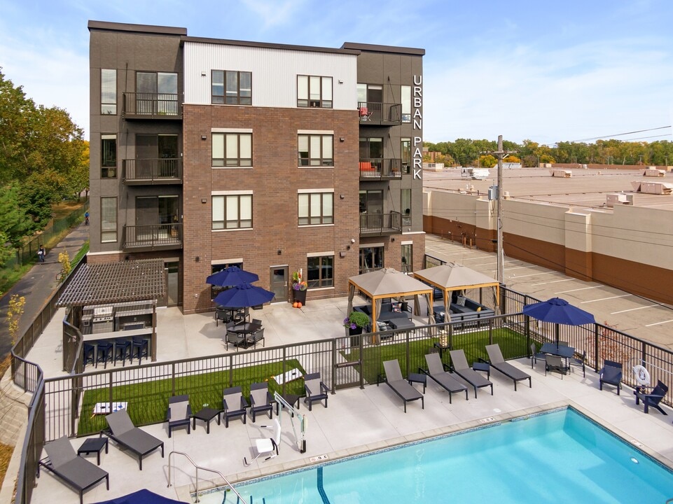 Urban Park I and II Apartments in St. Louis Park, MN - Foto de edificio