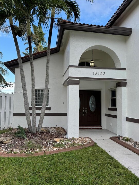 16593 NW 2nd Ln in Pembroke Pines, FL - Foto de edificio