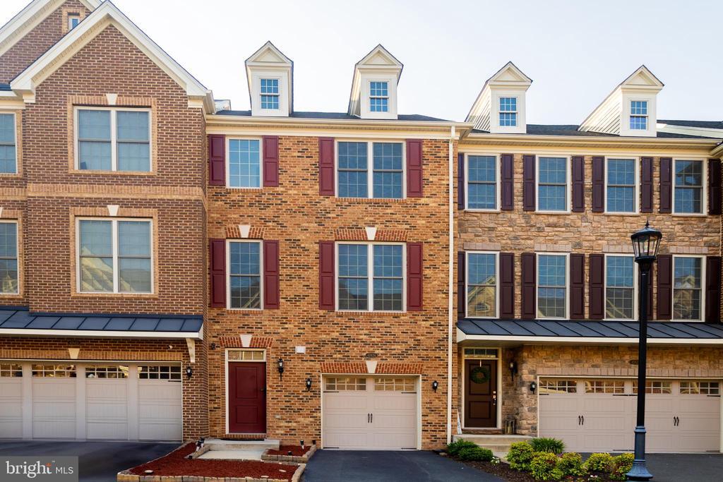 42624 Lisburn Chase Ter in Chantilly, VA - Foto de edificio