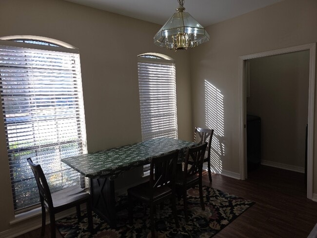 property at 712 Yorktown Ct