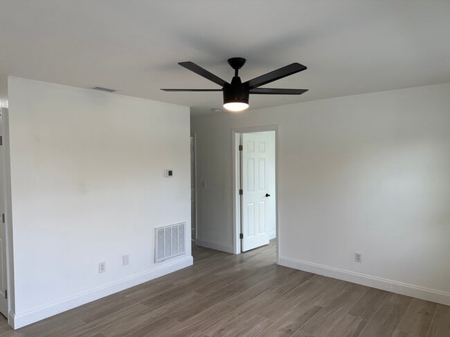 9466 Tacoma Ave in Englewood, FL - Foto de edificio - Building Photo